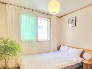 Daegu Tourism Center 3 minutes on foot from Banwoldang Station All subway lines Shopping sightseeing and gourmet Dining table for 6 people 4 beds and 1 sofa bed Free parking - 5