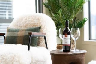 Luxury Lakeview Retreat - 3