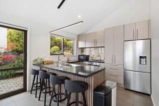 Luxury Lakeview Retreat - 6