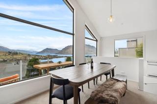 Luxury Lakeview Retreat - 7