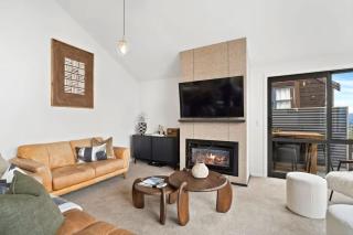 Luxury Lakeview Retreat - 8