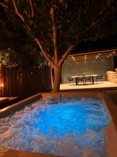 Villa Repsimia with Private Jacuzzi - 8