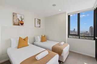 2BR Coastal Luxe Views Pool Parking WiFi Gym - 3