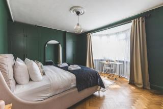 2BR Flat Private Garden Quick Hop to Wembley - 0