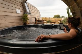 Eira Pod - Luxury Glamping escape - private Hot tub - 9