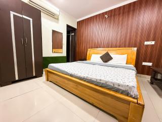 Hotel J Premium - Karol Bagh - 1