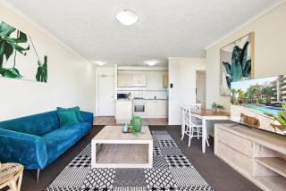 Inner-City 1-Bed with Pool & Spa - 5