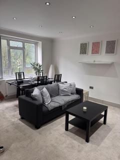 3 Bedrooms - Central Flat - 0