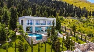 Horizon Villa Luxurious Lakefront Retreat - 0