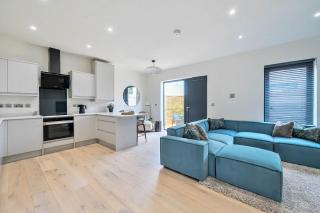 Elliot Oliver - Luxury Three Bedroom Town House - 4