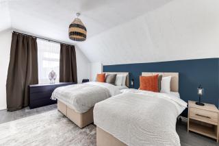 NEW! Stylish home I Perfect for groups I Parking - 7