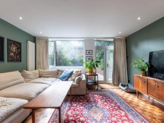 Pass the Keys Stylish 3-Bed Greenwich Retreat Garden Parking - 3