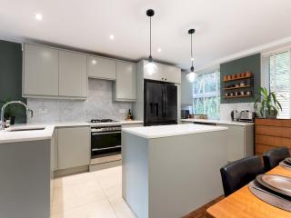 Pass the Keys Stylish 3-Bed Greenwich Retreat Garden Parking - 1
