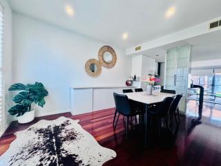 Luxe Riverside 3BR House by the Maribyrnong River, 16mins to Melbourne CBD and 20mins from Melbourne Airport - 1