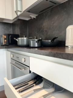 Joyful Group - Stylish 2BR City Retreat on Regent Road - Moffat - 2