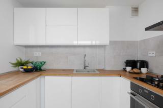 Luxurious Apartment in Warsaw with Beautiful City View and Air Conditioning by Noclegi Renters - 6