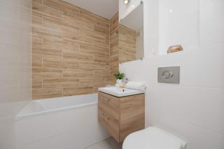 Luxurious Apartment in Warsaw with Beautiful City View and Air Conditioning by Noclegi Renters - 4