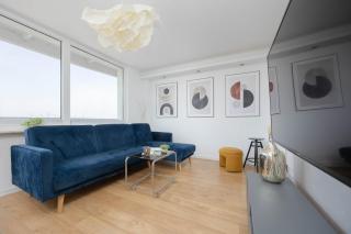 Luxurious Apartment in Warsaw with Beautiful City View and Air Conditioning by Noclegi Renters - 1