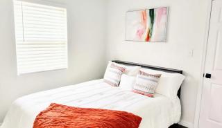 Charming 3 Bedroom House with a Beautiful Pool AC and Wifi in St Petersburg - 8