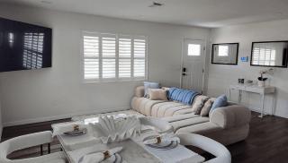 Charming 3 Bedroom House with a Beautiful Pool AC and Wifi in St Petersburg - 7