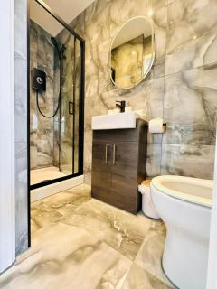 R5 - Newly Renovated Luxury Fully Self-Contained Studio with Private Bathroom and Kitchen - 3