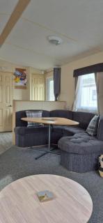 Superb 8 Berth Dog Friendly Caravan To Hire In Norfolk Ref 10054B - 9