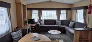 Superb 8 Berth Dog Friendly Caravan To Hire In Norfolk Ref 10054B - 6