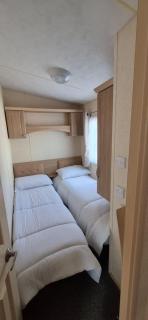 Superb 8 Berth Dog Friendly Caravan To Hire In Norfolk Ref 10054B - 4