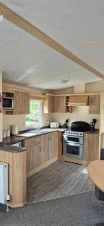 Superb 8 Berth Dog Friendly Caravan To Hire In Norfolk Ref 10054B - 3