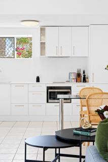 Chic 1-Bed Escape with Parking Bridgeman Downs - 1
