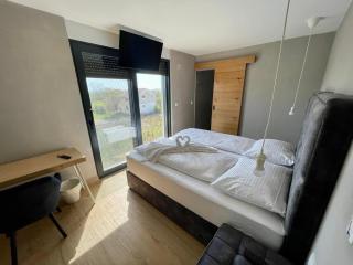 Villa V, ROOMS WITH PRIVATE BATHROOM, SHARED KITCHEN, LIVING ROOM AND GARDEN WITH HEATED POOL, Privlaka, Zadar - 2