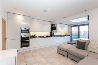 Modern Minimalist 3-Bed Duplex Apartment in York I Pass The Keys - 9