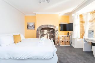 Modern Minimalist 3-Bed Duplex Apartment in York I Pass The Keys - 7