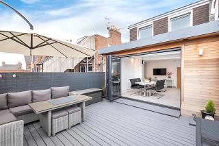 Modern Minimalist 3-Bed Duplex Apartment in York I Pass The Keys - 8
