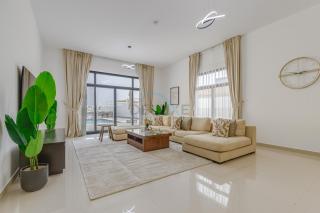 Luxury Villa with Panoramic Sea and Mountain Views and Private Pool, Minutes Drive Away from Khorfakkan Waterfalls and Fujairah Crystal White Beaches, Al Dana Island, Fujairah by Deluxe Holiday Homes - 0