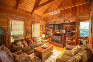 Secluded 2 Bd Cabin- Firepit, Hot Tub, Dogs OK, Sleeps 6 - 4