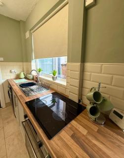 Monks Place - 4 Bed 2 Bathroom Newly Refurbished - 1