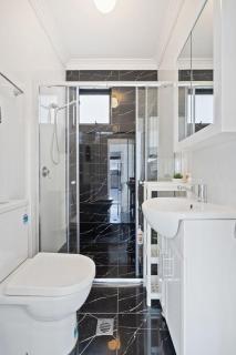5E4 Spacious Abnb-style 5BR Retreat, 2 Parking, Balcony, Nr Top Ryde - 7