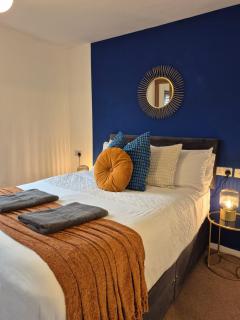 Modern 2-Bed Waterside House, Peaceful & Central - 8