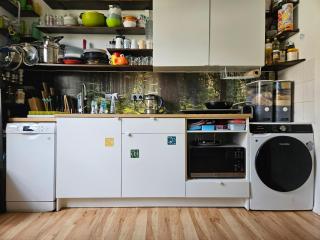 Private room in our home with cats - 5