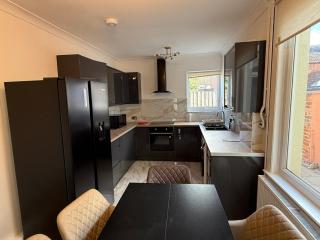 The Clare Court 6BR Luxury Retreat - Sleeps 14 - Modern Amenities, Walk to Train, Bus Stations, Shops & Cafés I Leisure and Business Stays Welcome Contractors and Group Travellers - 2 nights minimum - 1