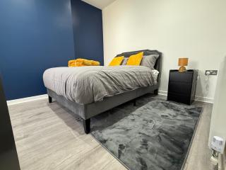 The Clare Court 6BR Luxury Retreat - Sleeps 14 with Complimentary Access to Billing Aquadrome Holiday Village for Swimming - 2 nights minimum - 6