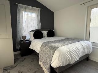 The Clare Court 6BR Luxury Retreat - Sleeps 14 with Complimentary Access to Billing Aquadrome Holiday Village for Swimming - 2 nights minimum - 5