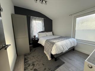 The Clare Court 6BR Luxury Retreat - Sleeps 14 with Complimentary Access to Billing Aquadrome Holiday Village for Swimming - 2 nights minimum - 4