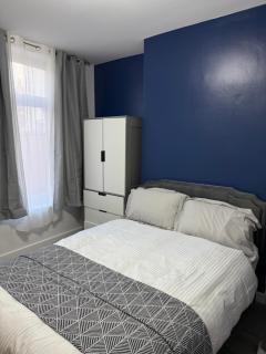 The Clare Court 6BR Luxury Retreat - Sleeps 14 - Modern Amenities, Walk to Train, Bus Stations, Shops & Cafés I Leisure and Business Stays Welcome Contractors and Group Travellers - 2 nights minimum - 9