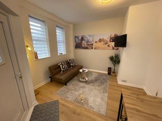 Cosy Egyptian Stay Near Beach & Station - 1