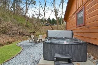 3 minutes to downtown, Hot Tub, Loft, Minutes to wineries - 2