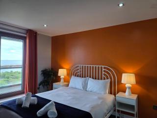 Edinburgh City Sea View Harbour Apartment - 4