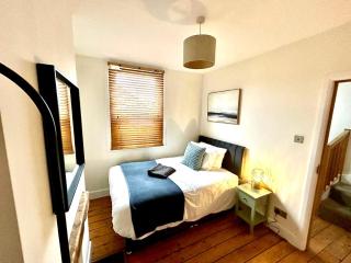 Nomi Homes - Okehampton Place - Exeter - Sleeps 7 - 6
