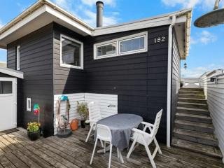 Holiday Home Folkhart - 10m from the sea by Interhome - 6